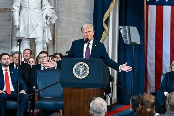 Hoàng tử Nhà Trắng Barron Trump bất ngờ gây sốt với ngoại hình cực kỳ khác lạ&nbsp;trong ngày cha nhậm chức-6