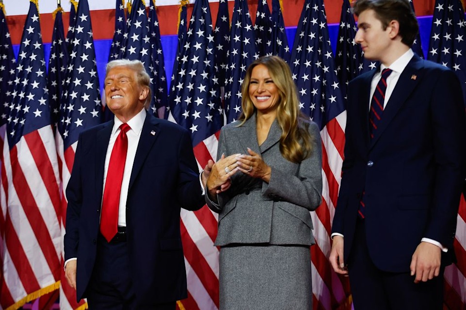 Hoàng tử Nhà Trắng Barron Trump bất ngờ gây sốt với ngoại hình cực kỳ khác lạ&nbsp;trong ngày cha nhậm chức-5