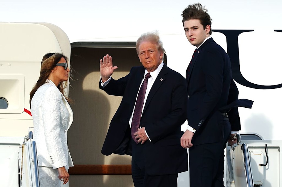 Hoàng tử Nhà Trắng Barron Trump bất ngờ gây sốt với ngoại hình cực kỳ khác lạ trong ngày cha nhậm chức-4