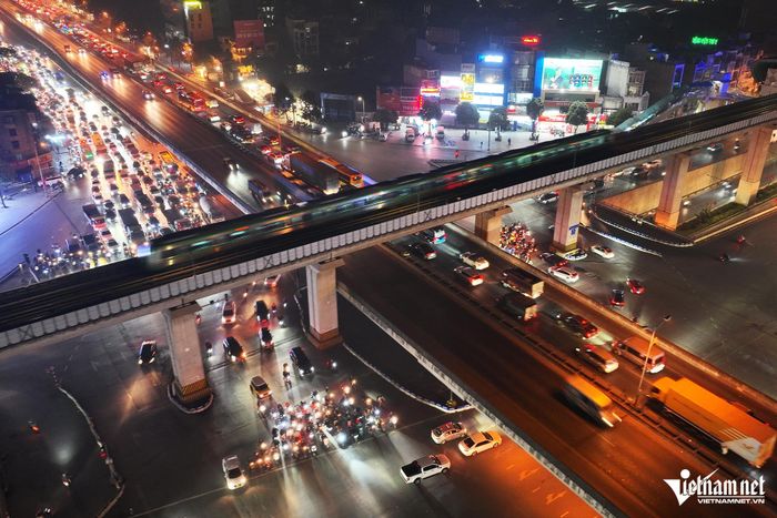 Nút Khuất Duy Tiến - Nguyễn Trãi: Dòng phương tiện nhích từng mét giữa đêm-1