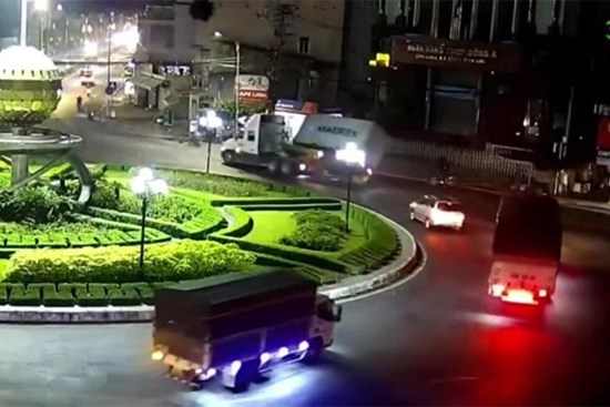 Clip: Thùng container rơi giữa vòng xoay ở Tiền Giang