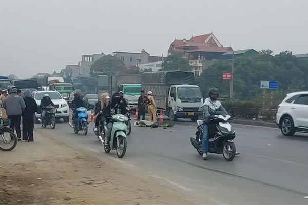 Nữ sinh viên năm cuối đại học tử vong thương tâm sau va chạm giao thông: Người cha ngồi thất thần tại hiện trường-1