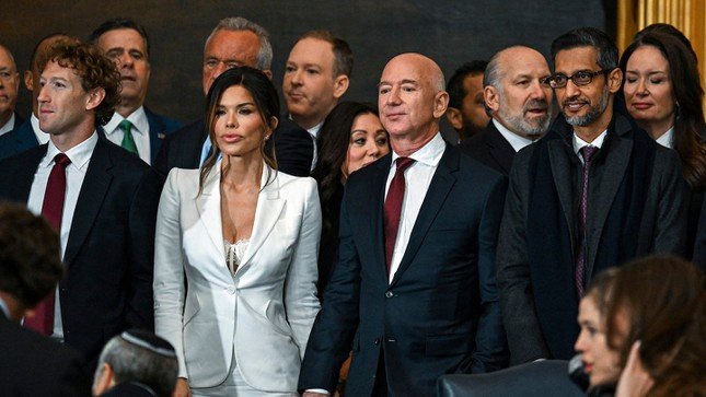 Bạn gái tỷ phú Jeff Bezos mặc phản cảm trong lễ nhậm chức của ông Trump-2