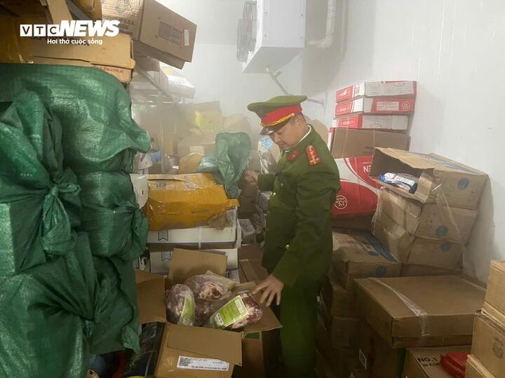 Thu 1,8 tấn thịt đổi màu, bốc mùi chuẩn bị tuồn ra thị trường dịp Tết-1