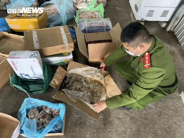 Thu 1,8 tấn thịt đổi màu, bốc mùi chuẩn bị tuồn ra thị trường dịp Tết-2