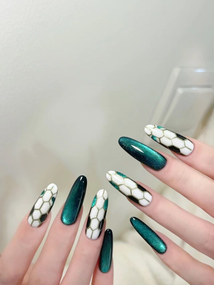 Độc đáo những mẫu nail lấy cảm hứng từ con rắn cực hot dành cho chị em chơi Tết Ất Tỵ-9