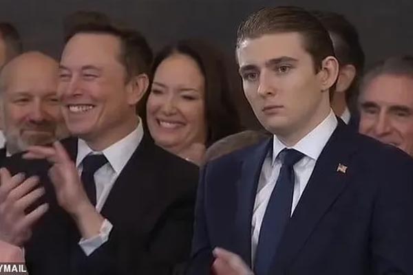 Hoàng tử Barron Trump gây sốt trong lễ nhậm chức của cha-8