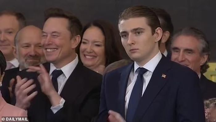 Khoảnh khắc gây bão của Elon Musk và Barron Trump-1