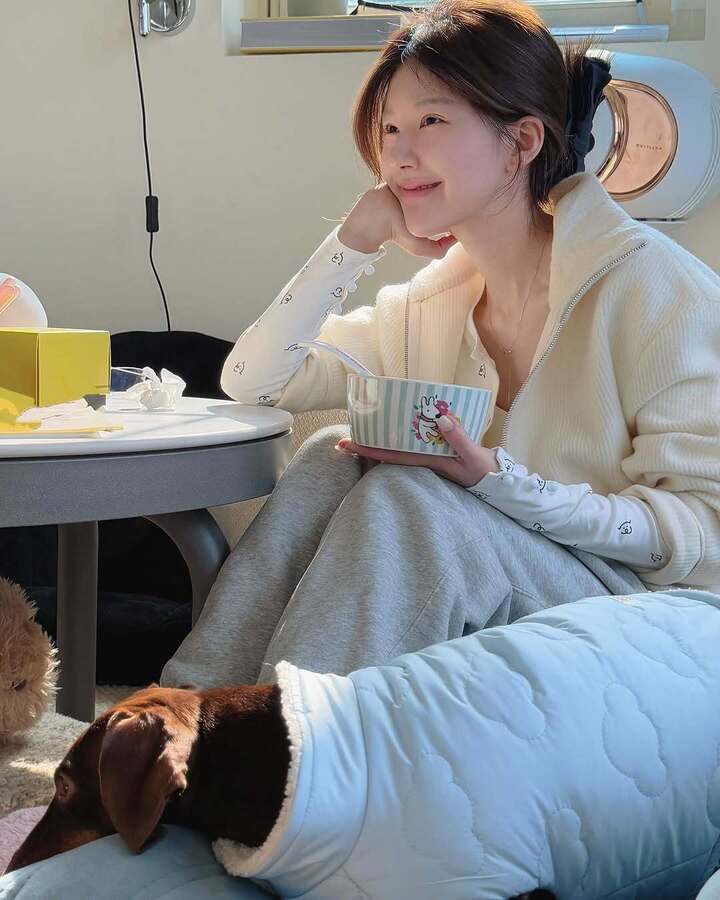 Triệu Lộ Tư tiều tụy sau đột quỵ, dù ốm đau vẫn chuẩn bị đi làm-1