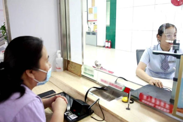 Mang gần 7 tỷ đồng đi gửi tiết kiệm, 2 năm sau, người phụ nữ sốc nặng khi tài khoản còn 0 đồng-2