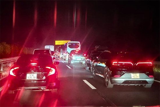 Xe container bốc cháy trên cao tốc TPHCM - Dầu Giây ùn tắc dài 3km