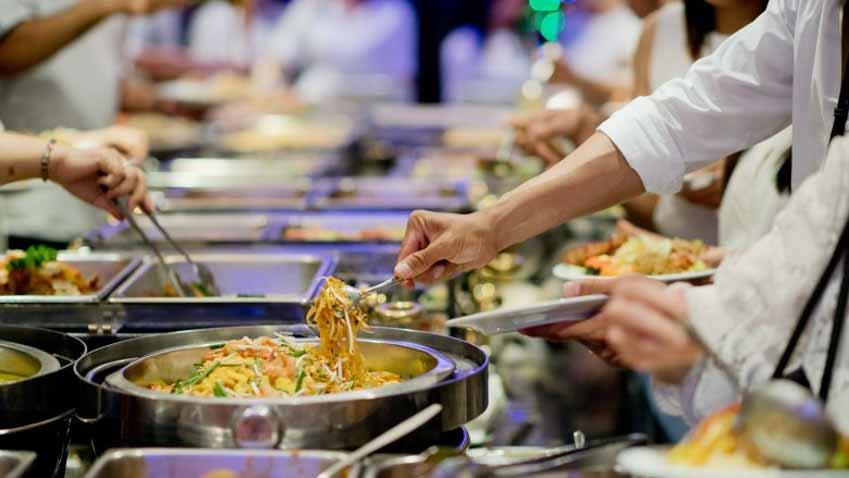 Khách mua 1 suất buffet 120.000 đồng cho 3 người, bị nhà hàng nhắc nhở liền phản ứng: Chúng tôi sợ lãng phí đồ ăn”-2