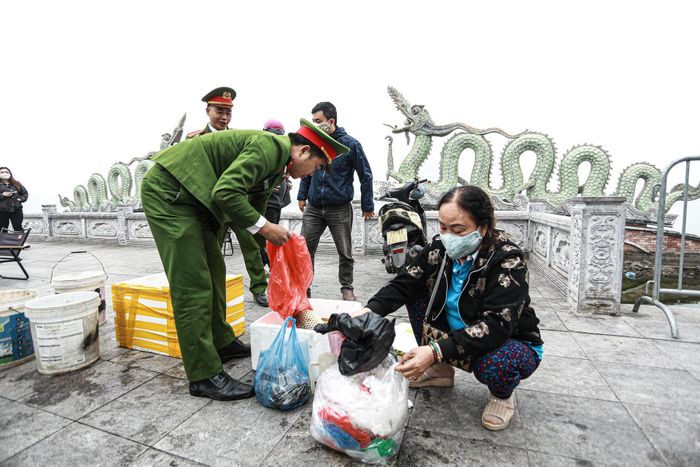 Cá chép đu dây xuống sông Hồng tiễn ông Công ông Táo về trời-11