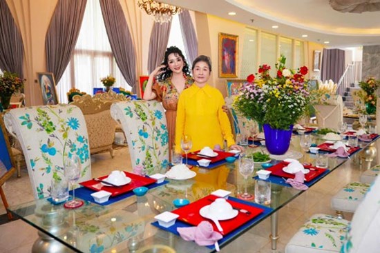 Tiệc tất niên lộng lẫy ở biệt thự hơn 1.000m2 của 'người đẹp không tuổi' Giáng My