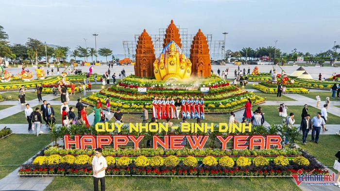 Cận cảnh linh vật rắn thần 5 đầu tại Bình Định-2