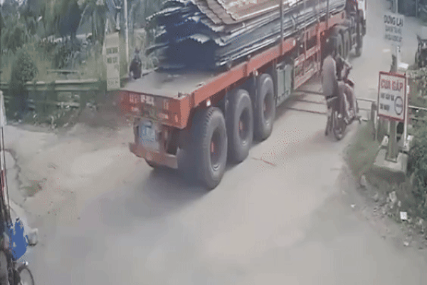 Thất kinh với giây phút chiếc xe kẹp 4 loạng choạng hướng thẳng gầm xe container lao tới