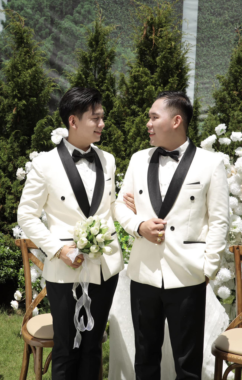 Hai chàng trai tổ chức đám cưới linh đình, nhận quà 15 cây vàng-1