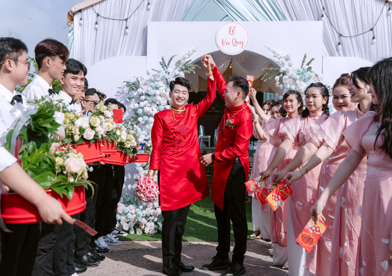 Hai chàng trai tổ chức đám cưới linh đình, nhận quà 15 cây vàng-2