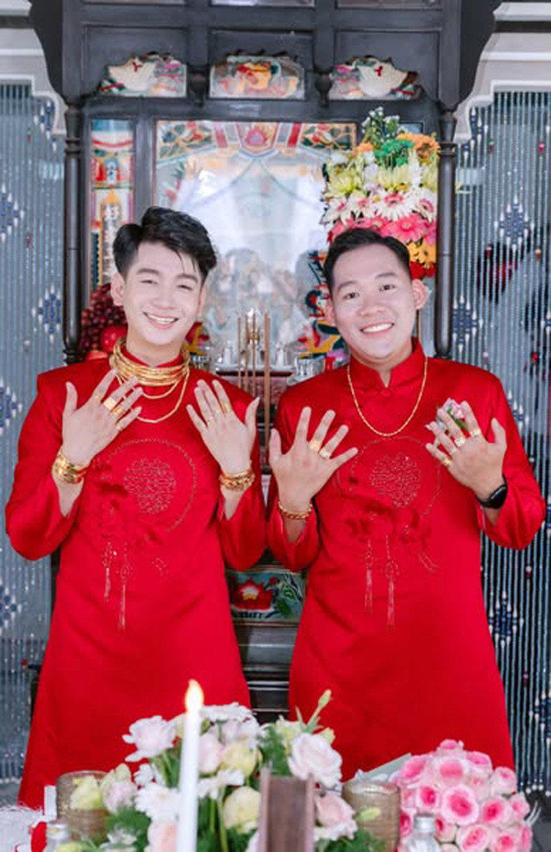Hai chàng trai tổ chức đám cưới linh đình, nhận quà 15 cây vàng-3