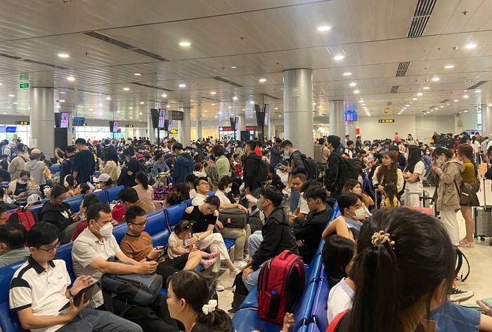 Biển người đổ về Tân Sơn Nhất xếp hàng chờ bay lúc mờ sáng-4