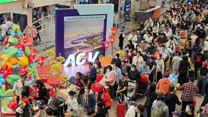 Biển người đổ về Tân Sơn Nhất xếp hàng chờ bay lúc mờ sáng-3