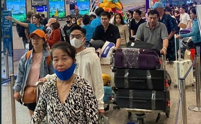 Biển người đổ về Tân Sơn Nhất xếp hàng chờ bay lúc mờ sáng-1