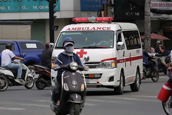 Xôn xao clip xe ô tô không chịu vượt đèn đỏ, bỏ mặc xe cấp cứu hú còi phía sau-2