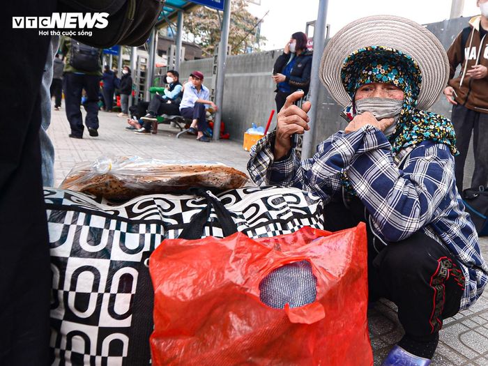 Nhiều người xin nghỉ làm sớm, bắt xe về quê từ chiều 24 Tết-6