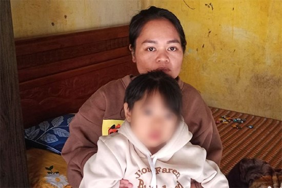 Nghẹn lòng hình ảnh con gái nam shipper đứng trước di ảnh thắp hương cho ba: