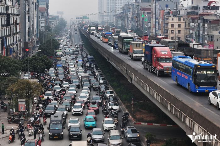 Cận Tết Nguyên đán, dòng ô tô bao vây xe máy trên đường phố Hà Nội-5