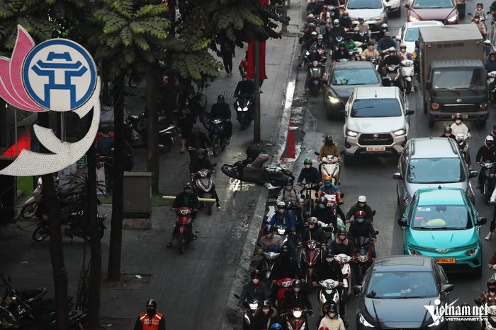 Cận Tết Nguyên đán, dòng ô tô bao vây xe máy trên đường phố Hà Nội-9