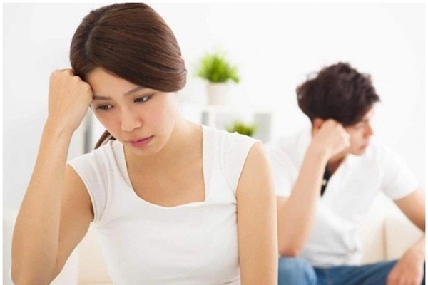 Bắt gặp chồng cũ đi sắm Tết, tôi bật khóc khi thấy anh ta làm một điều ở trung tâm thương mại-2