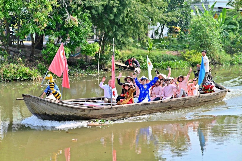 Mẹ chồng Pháp gây sốt khi ngồi ghe đón dâu, quét sân phụ thông gia ở miền Tây-2