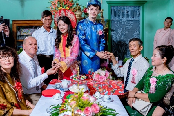 Sắm Tết bao nhiêu cũng không đủ vì hở ra là mẹ chồng đưa cho con gái-2