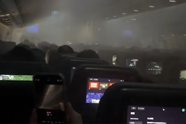 Khói tràn trong cabin, máy bay American Airlines hạ cánh khẩn Khói tràn trong cabin, máy bay American Airlines hạ cánh khẩn