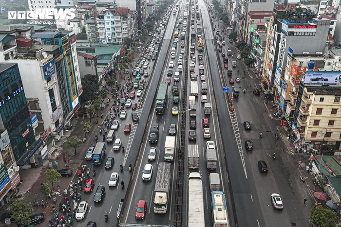 Tuyến đường huyết mạch Hà Nội tắc dài 3km trong ngày làm việc cuối cùng của năm-6