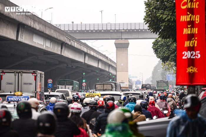 Tuyến đường huyết mạch Hà Nội tắc dài 3km trong ngày làm việc cuối cùng của năm-8