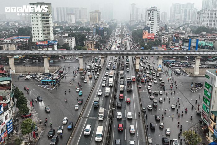 Tuyến đường huyết mạch Hà Nội tắc dài 3km trong ngày làm việc cuối cùng của năm-1