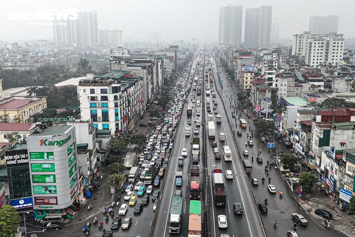 Tuyến đường huyết mạch Hà Nội tắc dài 3km trong ngày làm việc cuối cùng của năm-5