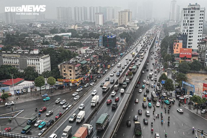 Tuyến đường huyết mạch Hà Nội tắc dài 3km trong ngày làm việc cuối cùng của năm-2