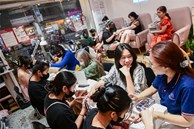 Tiệm nail, salon tóc quá tải ngày cận Tết, chị em sẵn sàng đợi từ sáng đến khuya