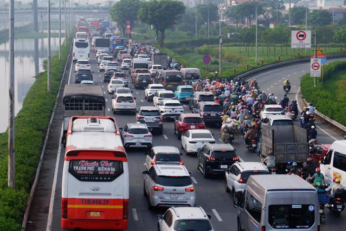 Giao thông căng thẳng ở các cửa ngõ TPHCM từ sáng 25 Tết-1