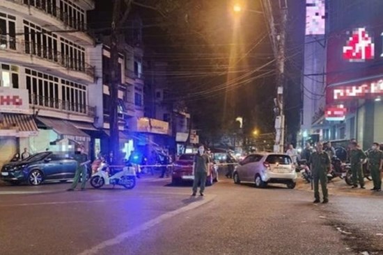 Người đàn ông cầm dao xông vào tiệm vàng rồi rơi từ tầng 3 xuống đất tử vong