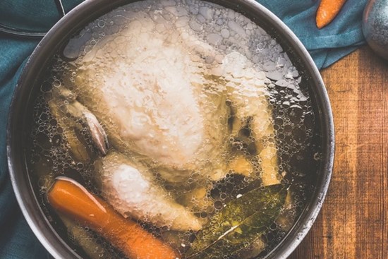 Khi luộc gà nên đặt úp hay ngửa?