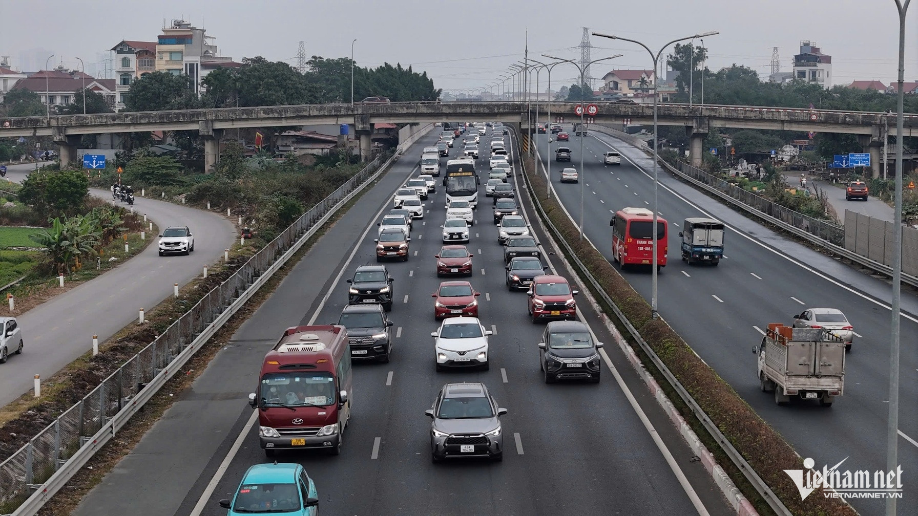 Hà Nội ùn tắc cục bộ ngày đầu nghỉ Tết Nguyên đán Ất Tỵ-8