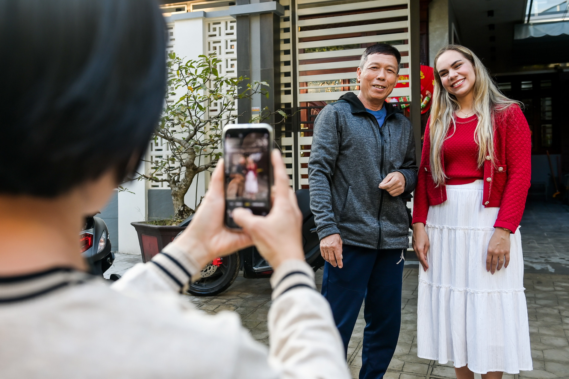 Vợ cầu thủ Xuân Son trang trí nhà cửa đón chồng về ăn Tết, phát lì xì cho fan nhí-10