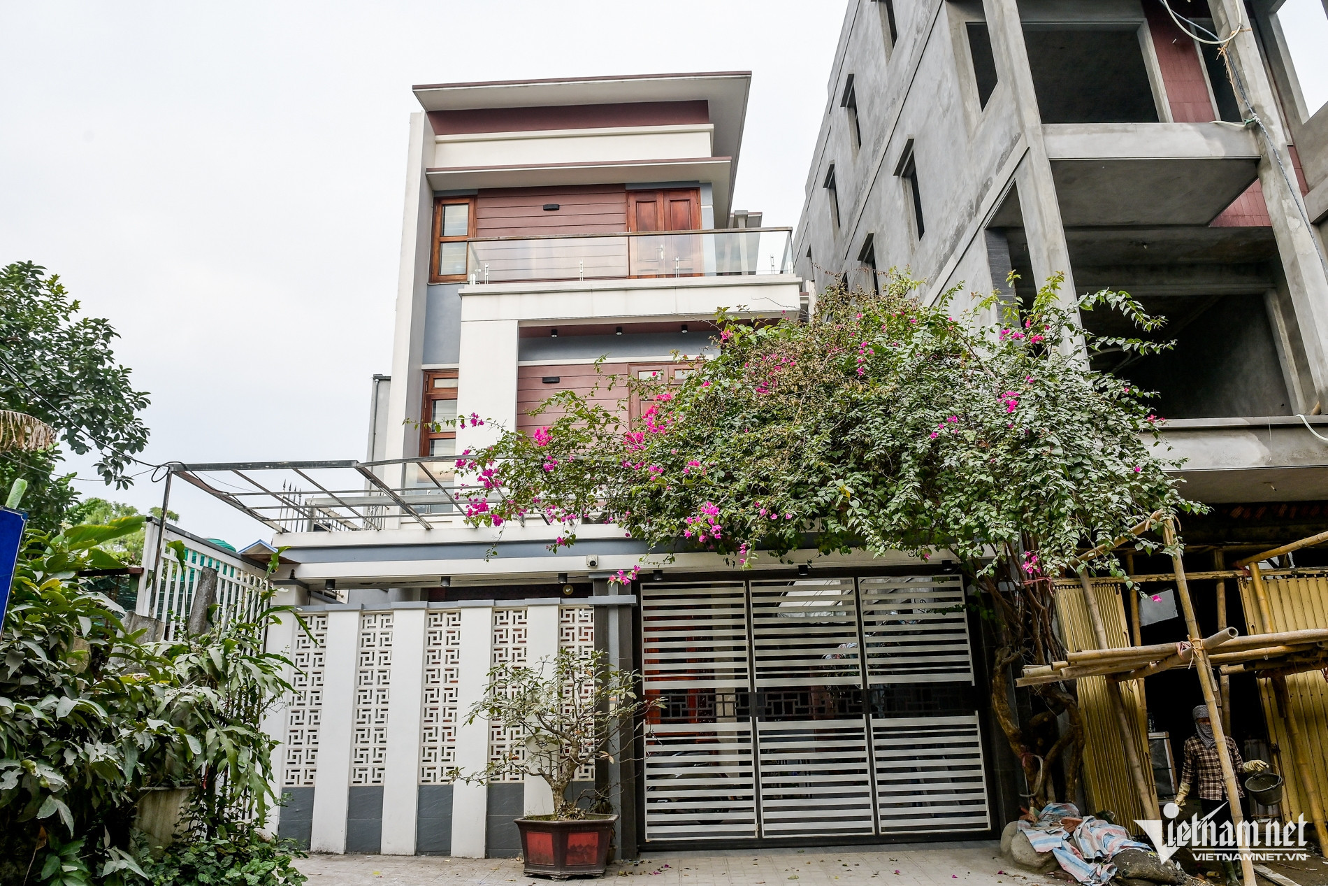 Vợ cầu thủ Xuân Son trang trí nhà cửa đón chồng về ăn Tết, phát lì xì cho fan nhí-2
