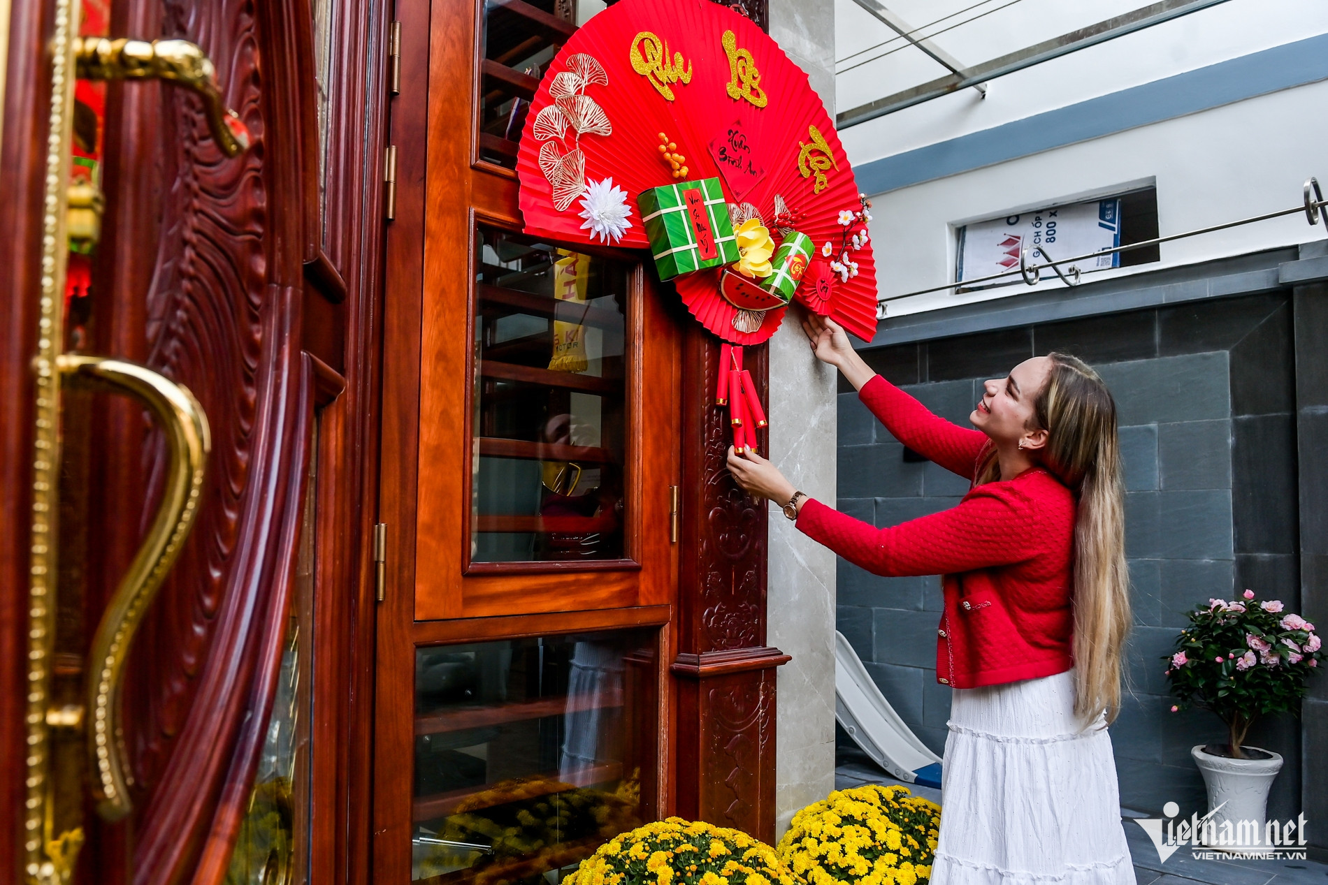 Vợ cầu thủ Xuân Son trang trí nhà cửa đón chồng về ăn Tết, phát lì xì cho fan nhí-4