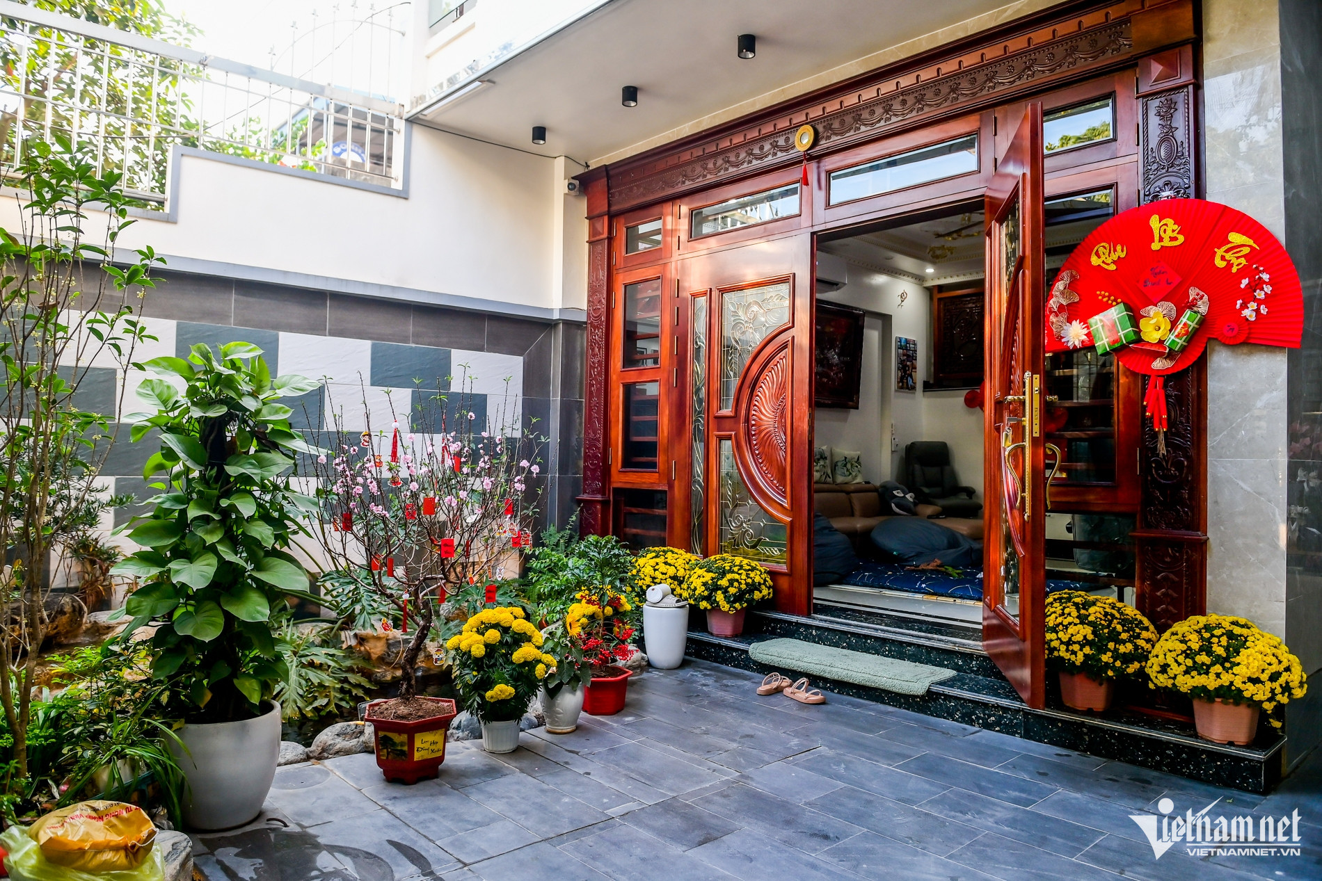 Vợ cầu thủ Xuân Son trang trí nhà cửa đón chồng về ăn Tết, phát lì xì cho fan nhí-6