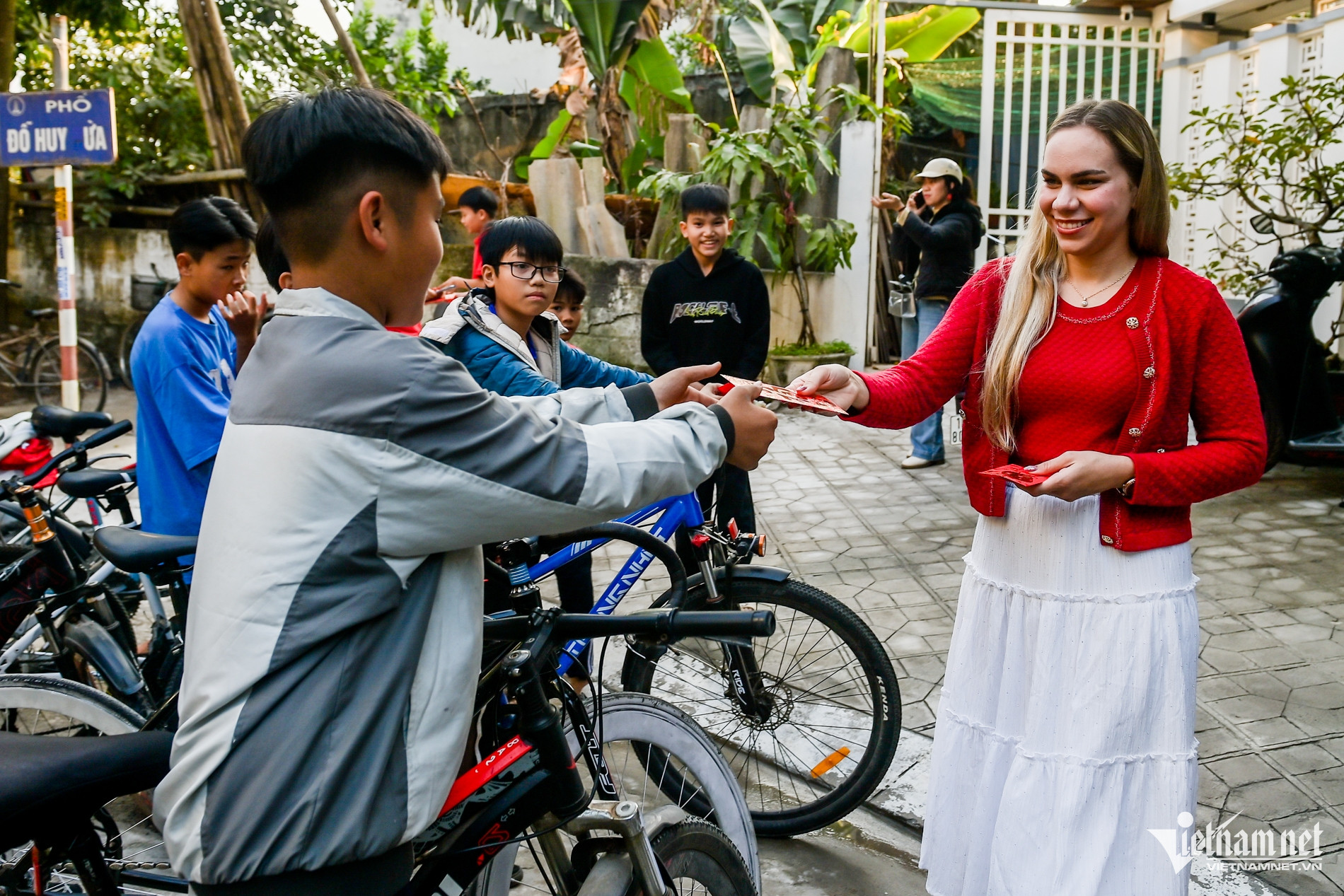 Vợ cầu thủ Xuân Son trang trí nhà cửa đón chồng về ăn Tết, phát lì xì cho fan nhí-8